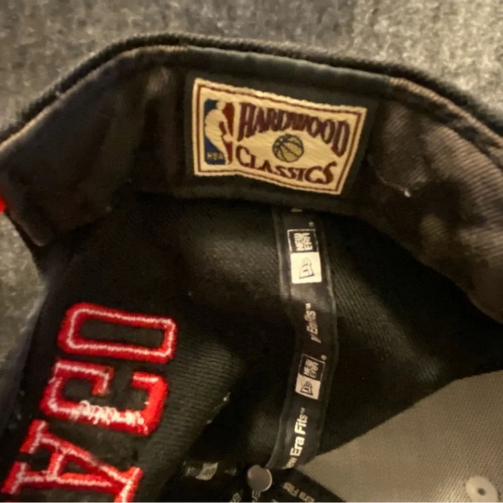 Chicago Bulls Snap Back Hat Red White Cap One Size Hard‎ Wood Classic New Era